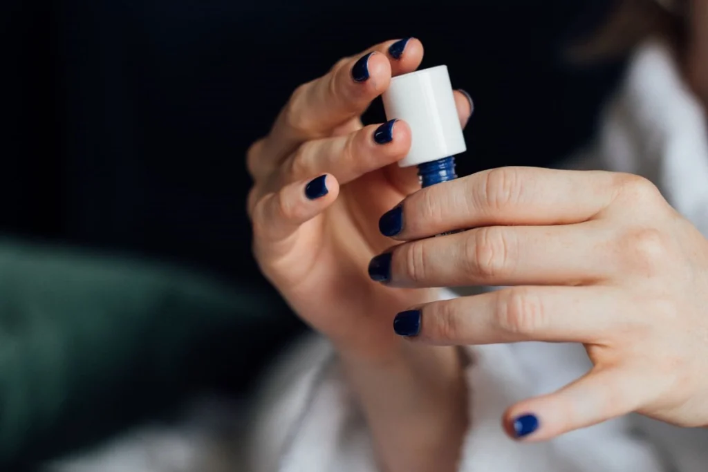 secouer un vernis à ongles