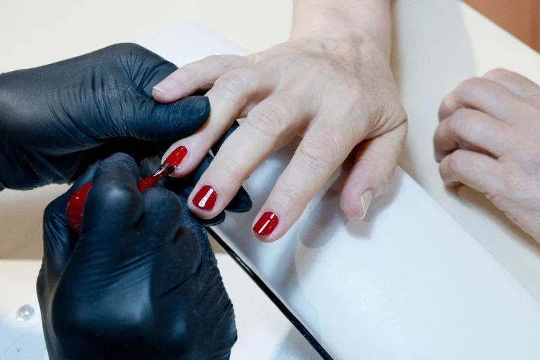 couleur des ongles à 70 ans