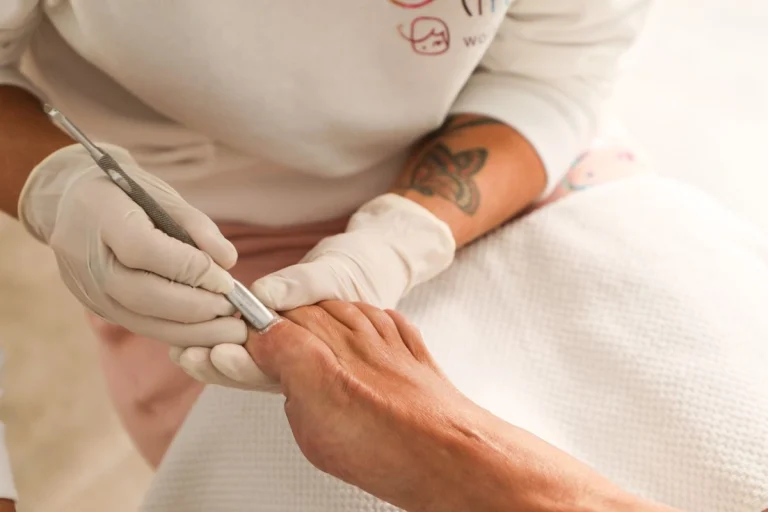 étapes d'une manucure des pieds